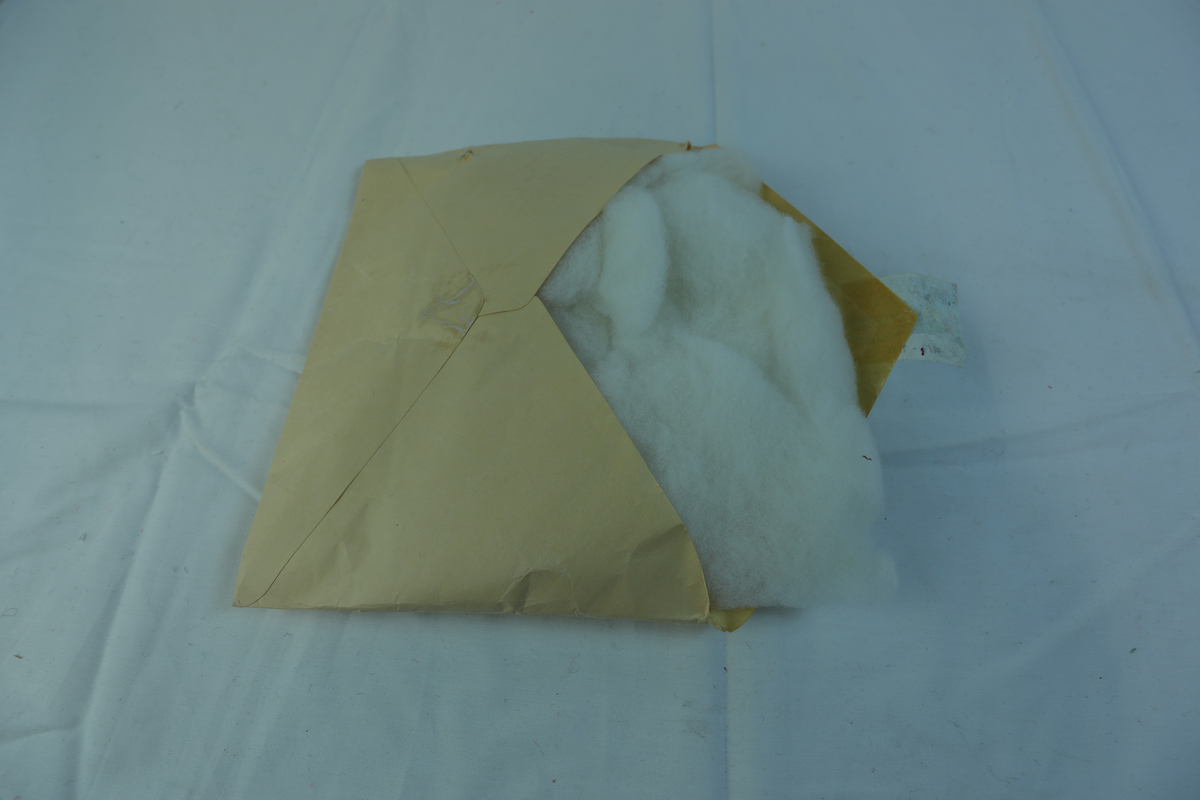 To konvolutter som inneholder dunmyk polyester hulfiber og vanlig polyesterfiber.