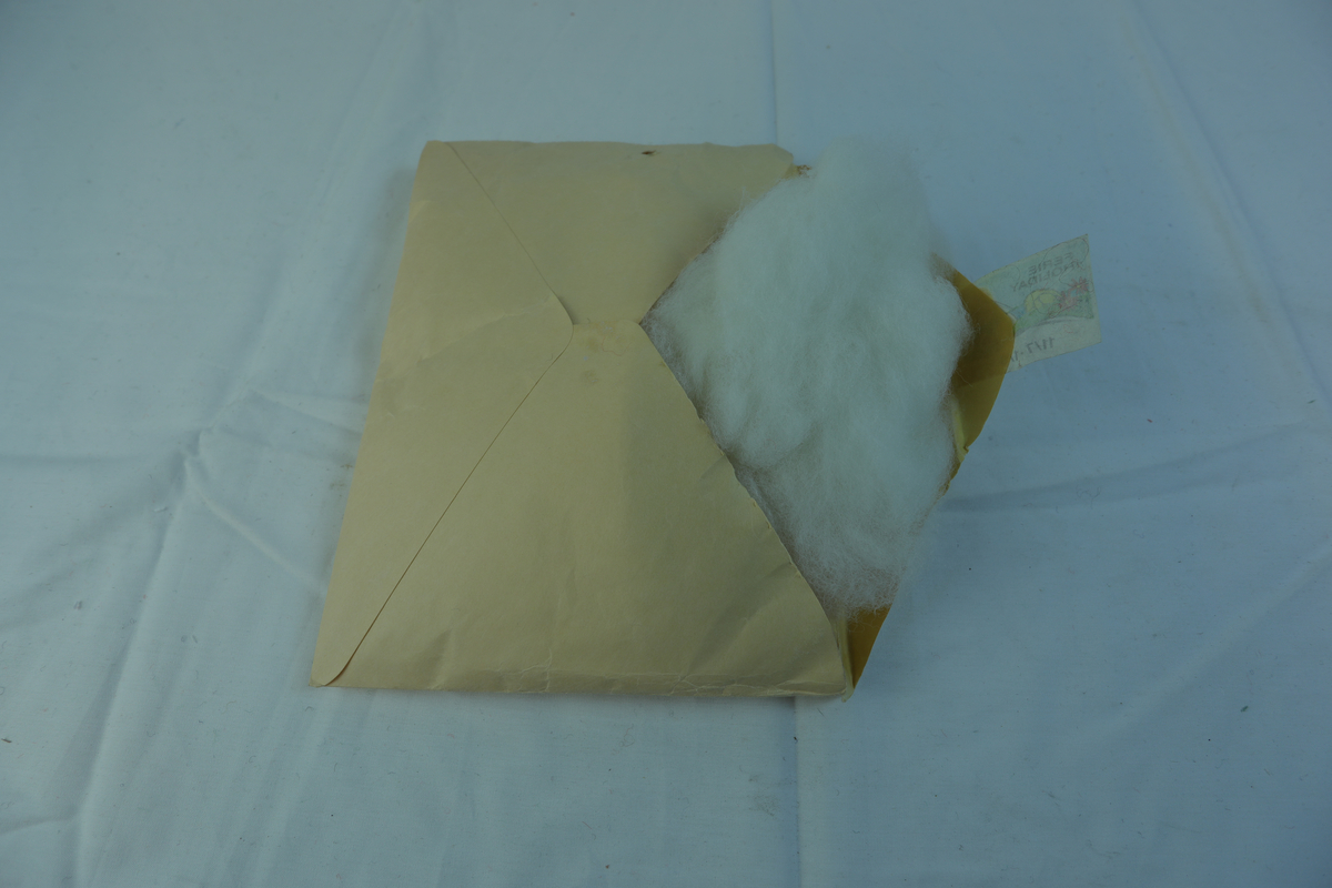 To konvolutter som inneholder dunmyk polyester hulfiber og vanlig polyesterfiber.