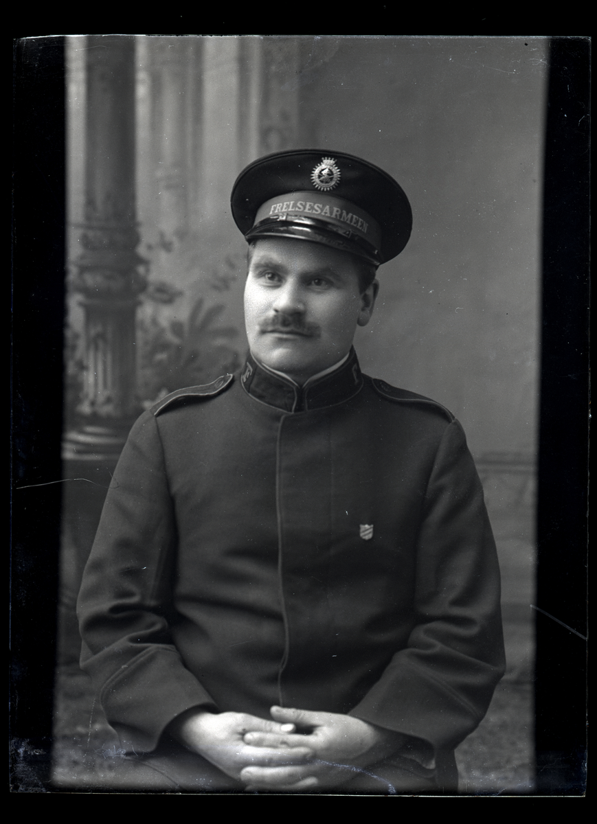 En mann i Frelsesarmeens uniform.