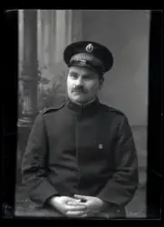 En mann i Frelsesarmeens uniform.