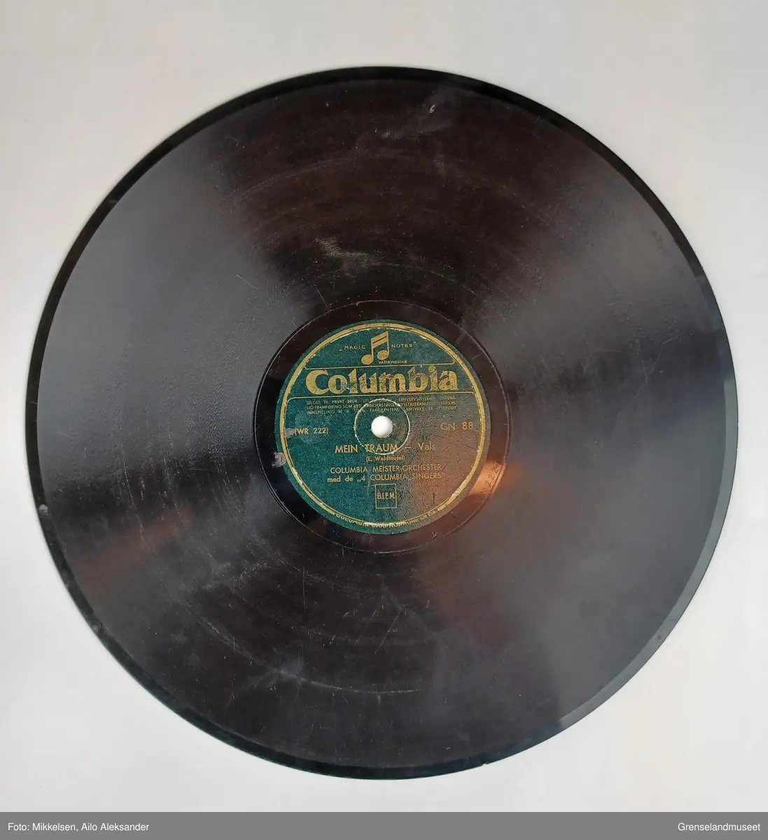 Plate: Columbia overskrift og illustrasjon. 
           Magic Notes logoen som er en note.
