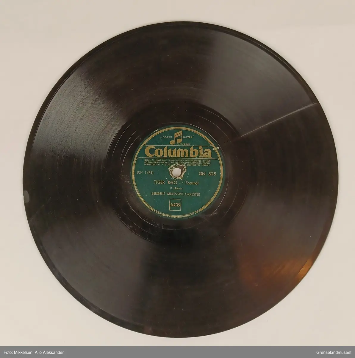 Plate: Columbia overskrift og illustrasjon. 
           Magic Notes logoen som er en note.
