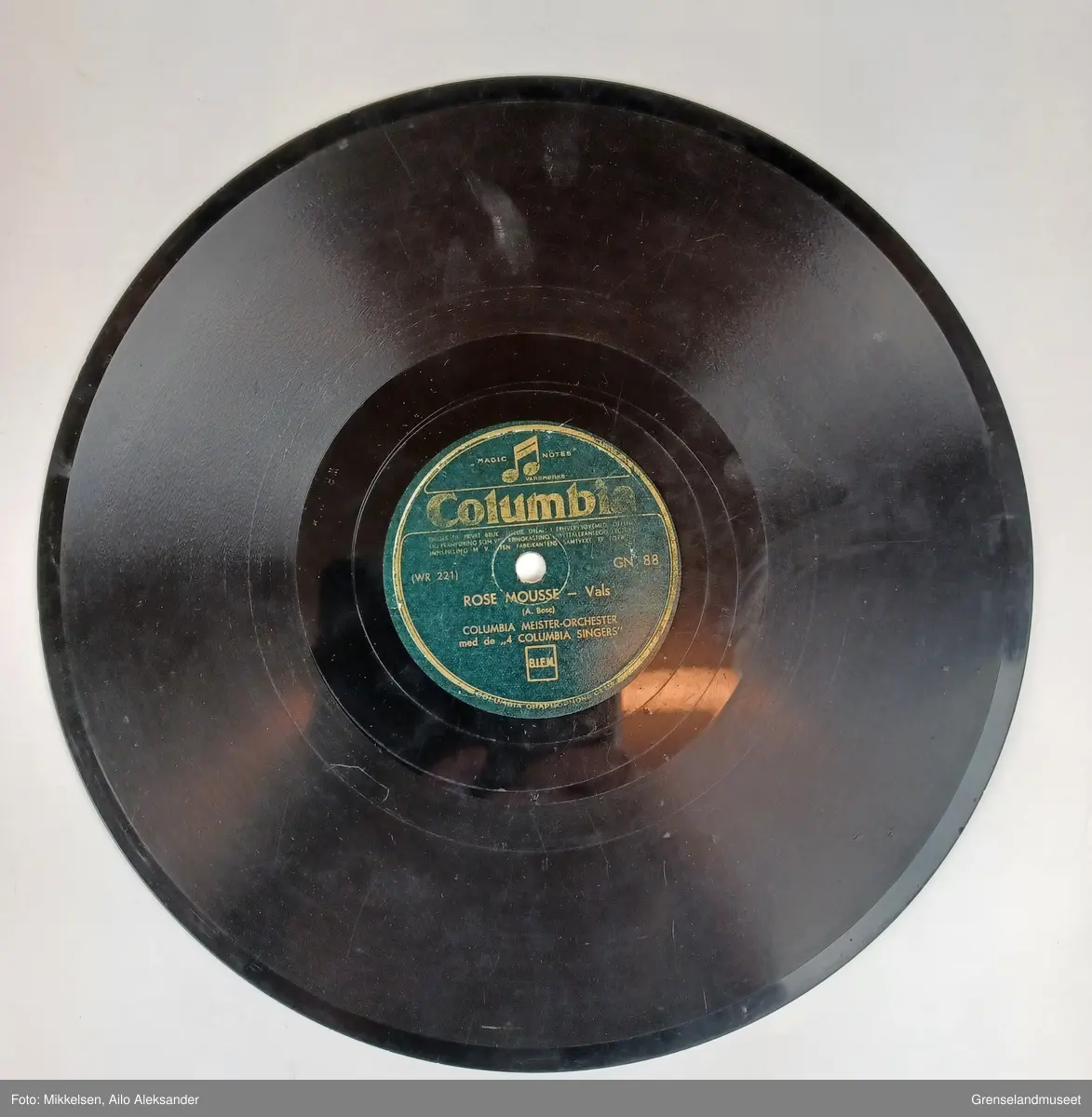 Plate: Columbia overskrift og illustrasjon. 
           Magic Notes logoen som er en note.
