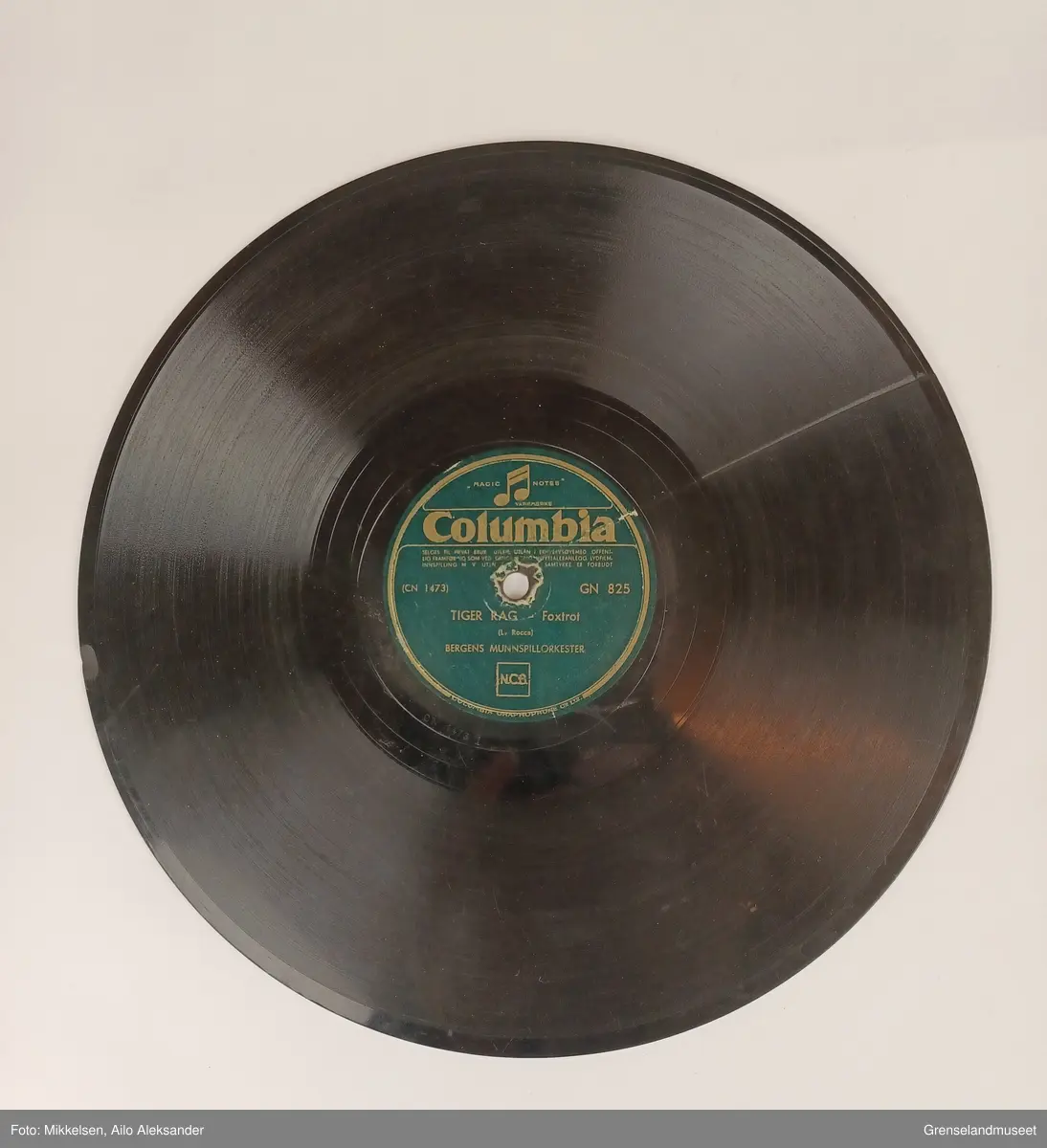 Plate: Columbia overskrift og illustrasjon. 
           Magic Notes logoen som er en note.
