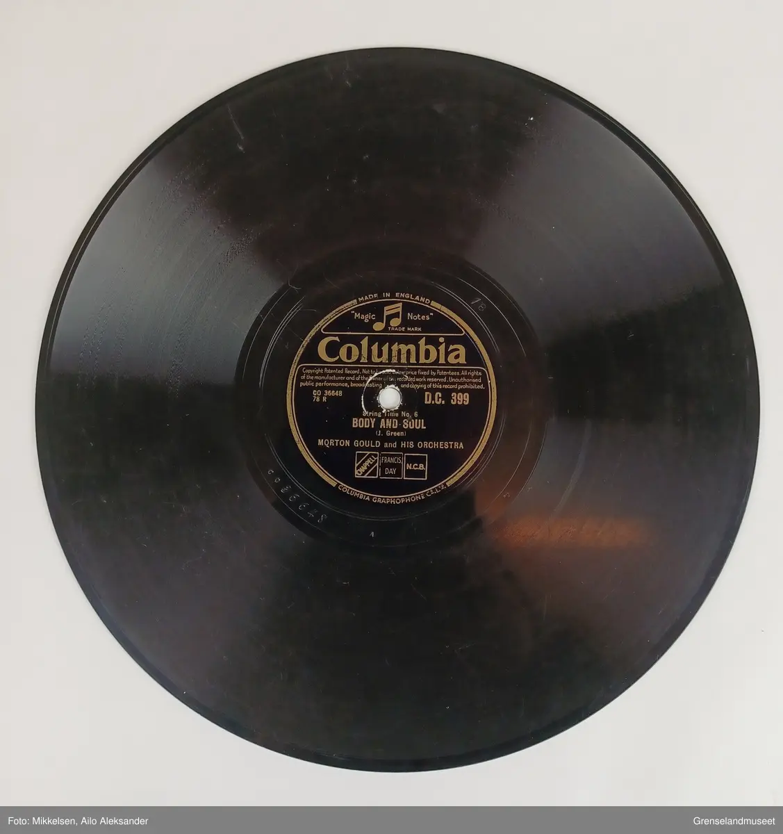 Plate: Columbia overskrift og illustrasjon. 
           Magic Notes logoen som er en note.
