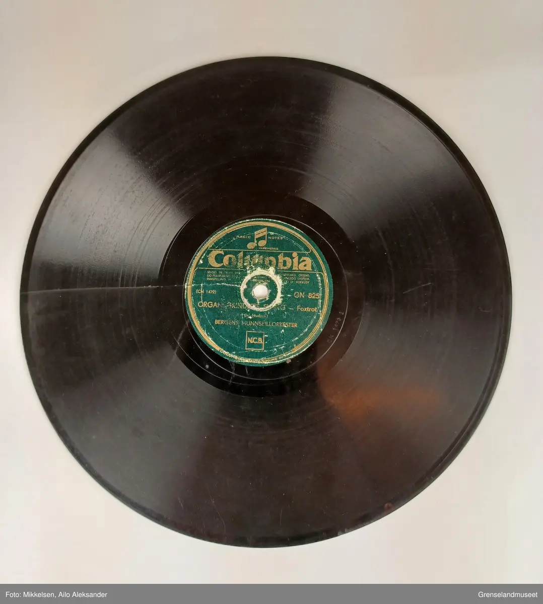 Plate: Columbia overskrift og illustrasjon. 
           Magic Notes logoen som er en note.
