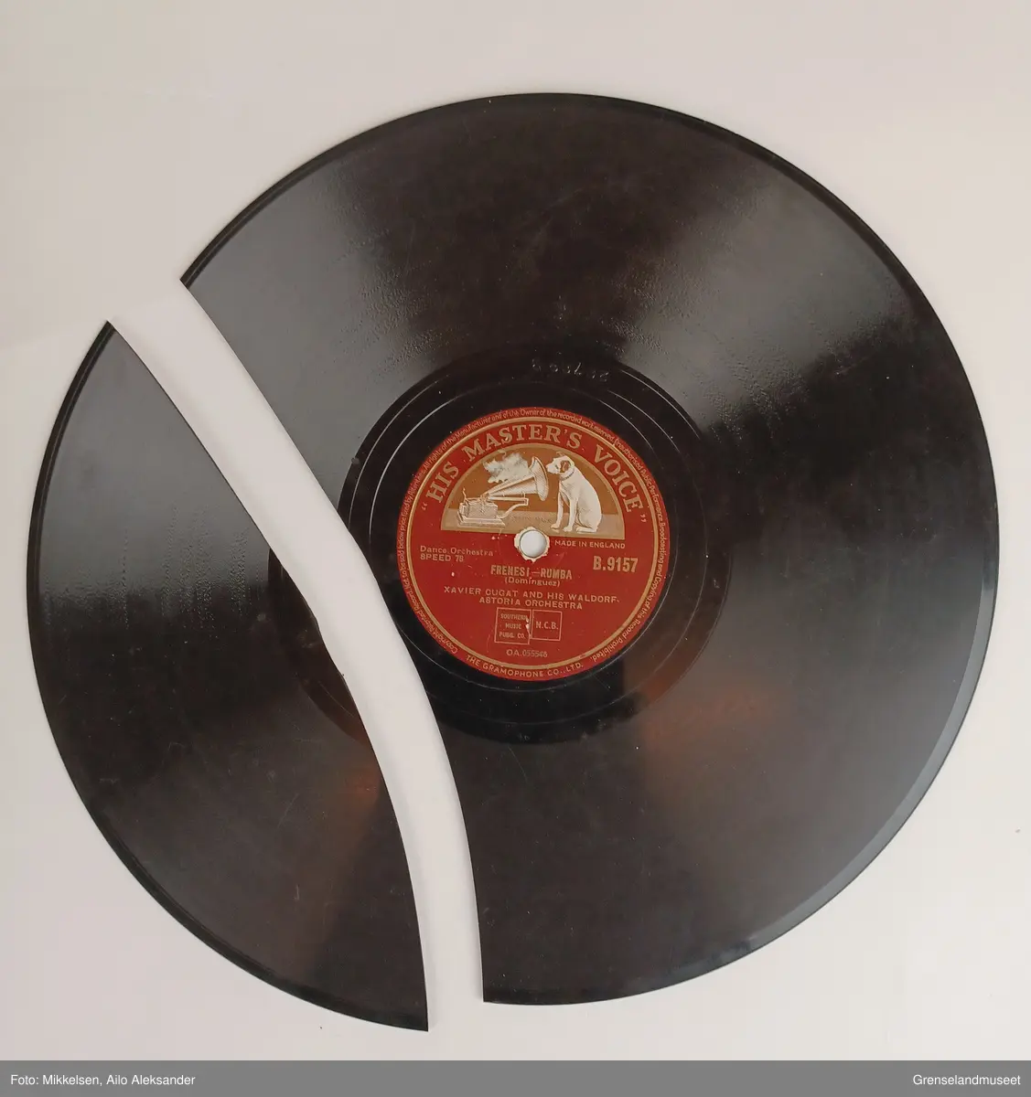 Gjenstandens motiv er "His Master's Voice" logoen med en hund som sitter og lytter til en grammofon. Platemotivet er kalt for "nipper" logoen, og ble laget av den britiske kunsteren Francis Barrauds (1856-1924). 