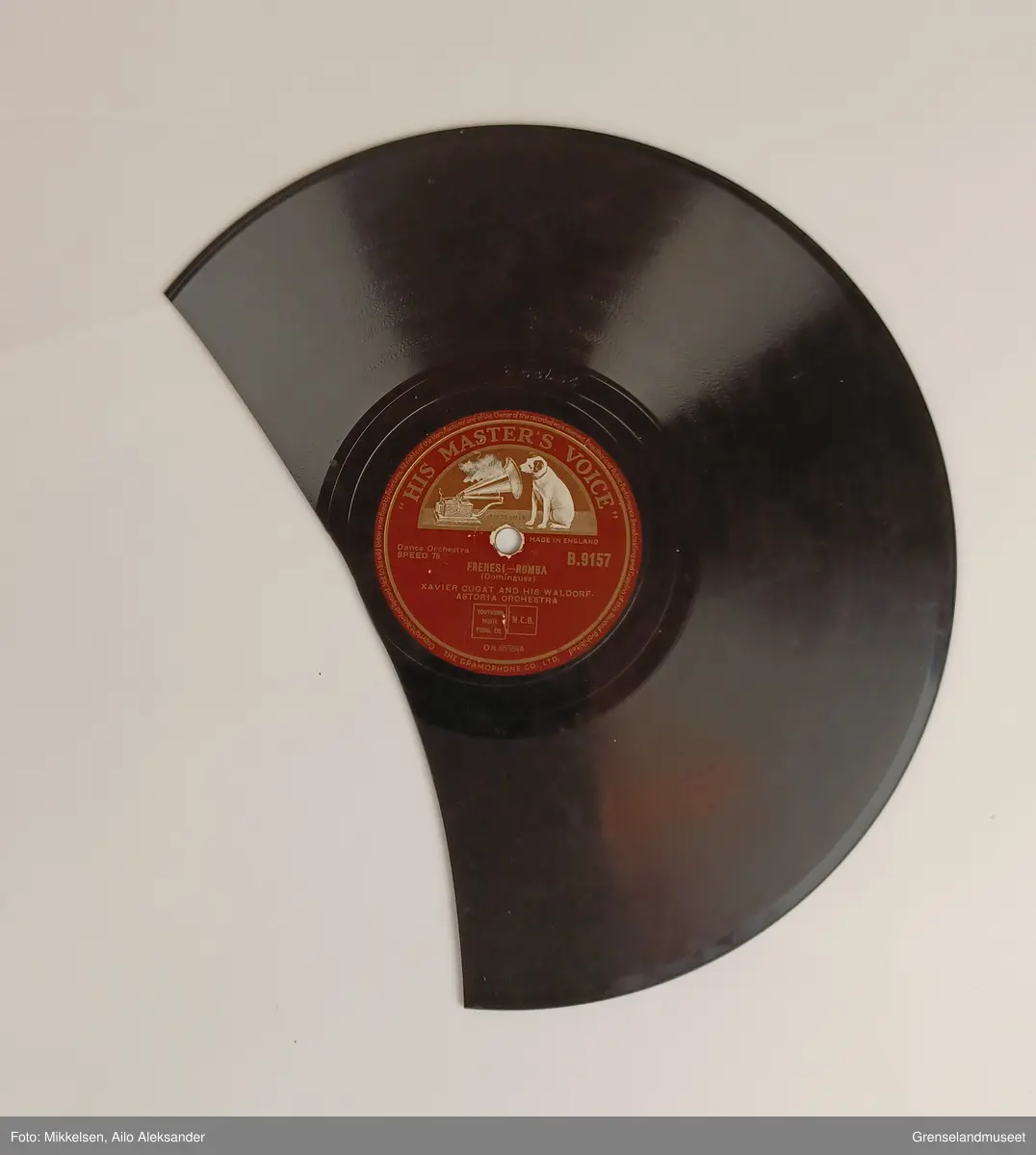 Gjenstandens motiv er "His Master's Voice" logoen med en hund som sitter og lytter til en grammofon. Platemotivet er kalt for "nipper" logoen, og ble laget av den britiske kunsteren Francis Barrauds (1856-1924). 