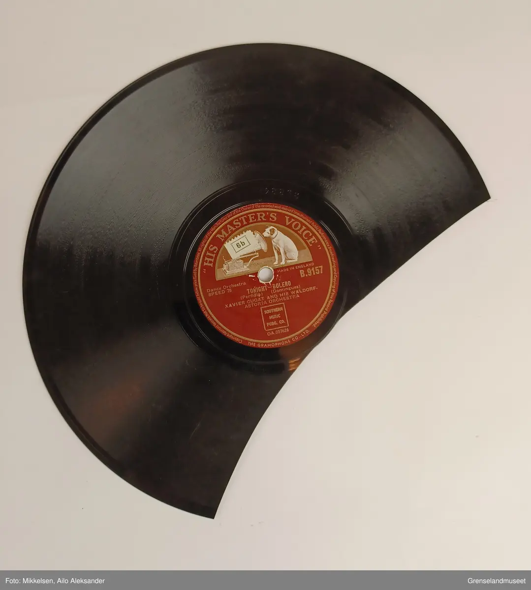 Gjenstandens motiv er "His Master's Voice" logoen med en hund som sitter og lytter til en grammofon. Platemotivet er kalt for "nipper" logoen, og ble laget av den britiske kunsteren Francis Barrauds (1856-1924). 