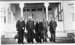 Styret i Totens Sparebank avbildet foran Knut Ranheims gård Valle østre på Lena, Østre Toten, Dette var bankens lokaler fra 1918. Personene er; Harald Hveem, Mathias Blilie, Ole A. Hoel, Per P. Wang, Ellef Prestesæter (banksjefen).