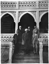 Styret i Totens Sparebank avbildet foran inngangen til Valle vestre på Lena, Østre Toten, Dette, som var den gamle hovedbygningen på Valle landbruksskole, var bankens lokaler fra 1902 til 1918. Personene i første rekke: Hans Øftsaas, Mathias Blilie, Jens Fodstad. I andre rekke: Nils Gaarder, Julius Gjerstad, Ellef Prestesæter.