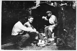 Vedhogst på Totenåsen ca. 1920. Personene: Oskar Faraas, Ole Valby, Alfred Faraasengen.