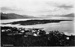 Stokmarknes. Børøya midt i bildet