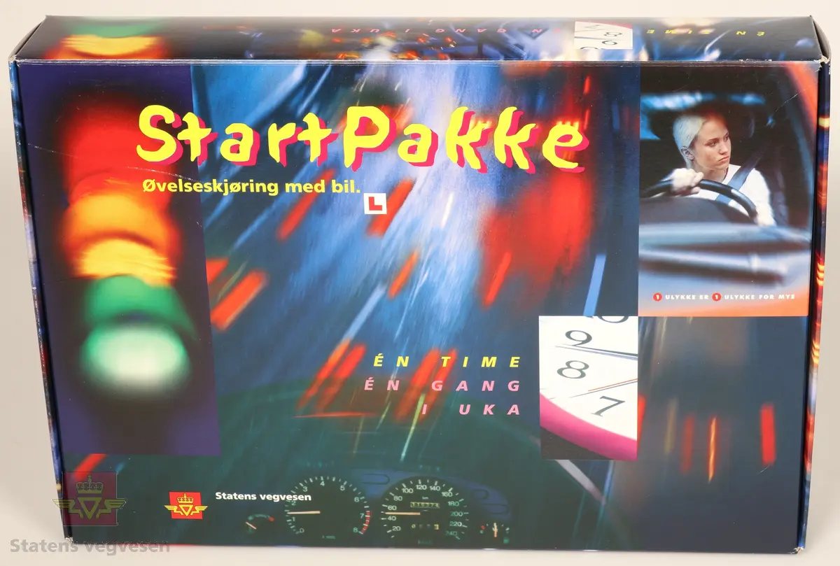 Pappeske som innholder opplæringsmateriell:
-Kjørebok
-Guide for øvelseskjøring
-Timeplan
-Video og CD
-"L" for å sette bak på bil
-Ekstra speil for passasjer/ledsager