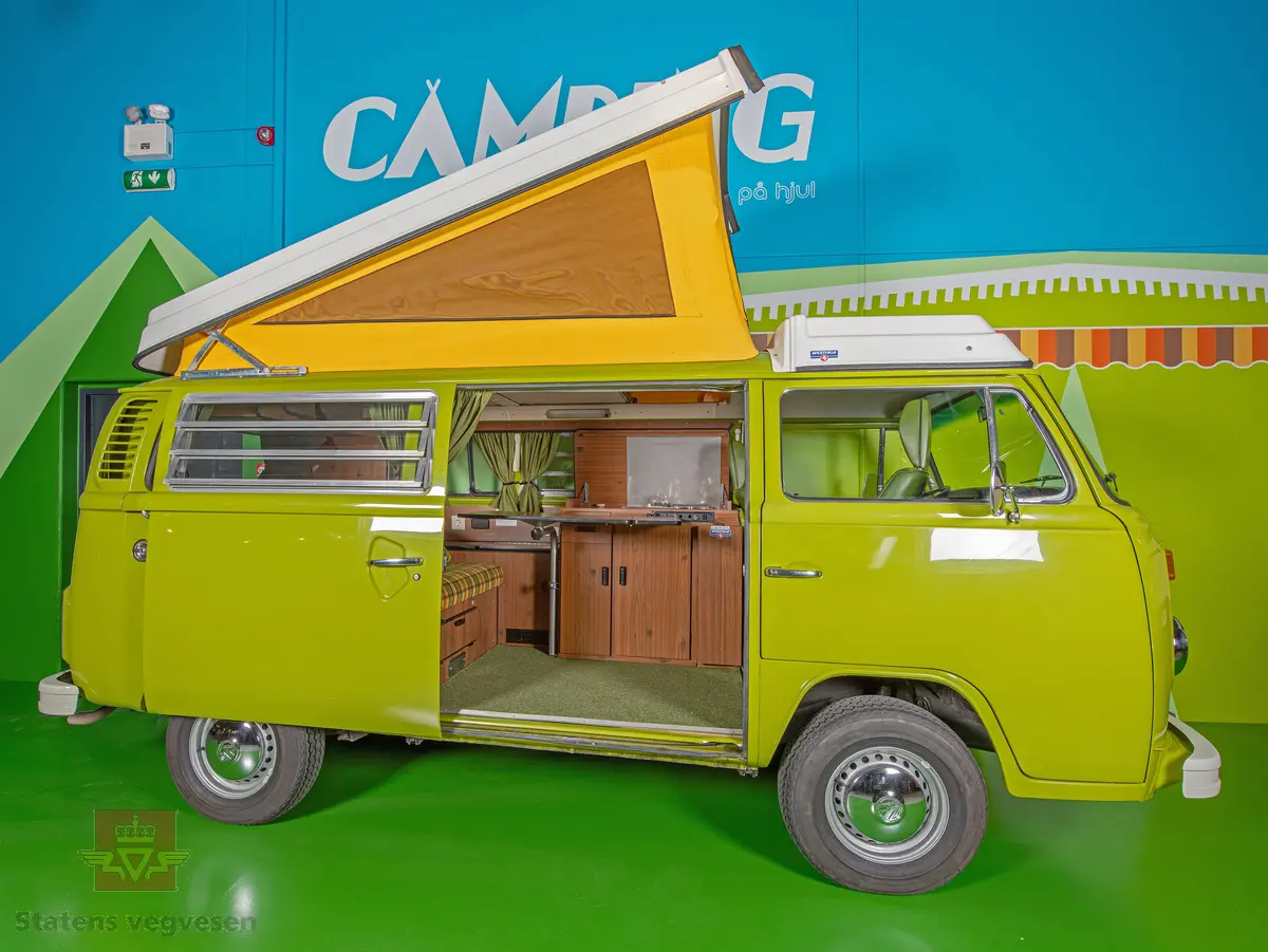 Volkswagen Type 2 Westfalia. Kombinert personbil og campingbil (med forhøyet tak). Grønn (L 63 H Taiga Green) og hvit utvendig. Bilen er innredet for camping og interiøret er grønt med innslag av svart, gult og oransje. Taket kan slås opp for å gi bedre plass for overnatting. Bilen har fire hjul og er toakslet med trekk på bakre. Bensindrevet firesylindret firetakts boxer motor (type GD) med et sylindervolum på 1970 cm3 og en effekt på 70 hk - 51 kW. Motornummer er GD 24 260 (originalmotoren). Motoren har innsprøytning, er luftavkjølt, og sitter bak på bilen. 4-trinns manuell girkasse med spak i gulvet. Vann- og strømtilkobling samt utlufting av gassdrevet kjøleskap er plassert på førersiden. Antall sitteplasser er fire. Dekkdimensjon rundt om er 185 R 14 C. Bilen har hengerfeste og bensinvarmer. I USA ble disse bilene (som denne) levert med innsprøytingsmotor og ikke to forgassere som de ble levert med i Europa. Kilometerstand er 2322 km (speedometeret ble byttet under restaureringen). Fortelt følger med bilen.