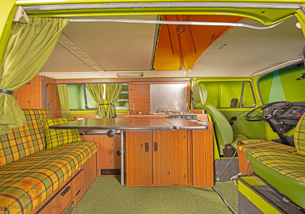 Volkswagen Type 2 Westfalia. Kombinert personbil og campingbil (med forhøyet tak). Grønn (L 63 H Taiga Green) og hvit utvendig. Bilen er innredet for camping og interiøret er grønt med innslag av svart, gult og oransje. Taket kan slås opp for å gi bedre plass for overnatting. Bilen har fire hjul og er toakslet med trekk på bakre. Bensindrevet firesylindret firetakts boxer motor (type GD) med et sylindervolum på 1970 cm3 og en effekt på 70 hk - 51 kW. Motornummer er GD 24 260 (originalmotoren). Motoren har innsprøytning, er luftavkjølt, og sitter bak på bilen. 4-trinns manuell girkasse med spak i gulvet. Vann- og strømtilkobling samt utlufting av gassdrevet kjøleskap er plassert på førersiden. Antall sitteplasser er fire. Dekkdimensjon rundt om er 185 R 14 C. Bilen har hengerfeste og bensinvarmer. I USA ble disse bilene (som denne) levert med innsprøytingsmotor og ikke to forgassere som de ble levert med i Europa. Kilometerstand er 2322 km (speedometeret ble byttet under restaureringen). Fortelt følger med bilen.