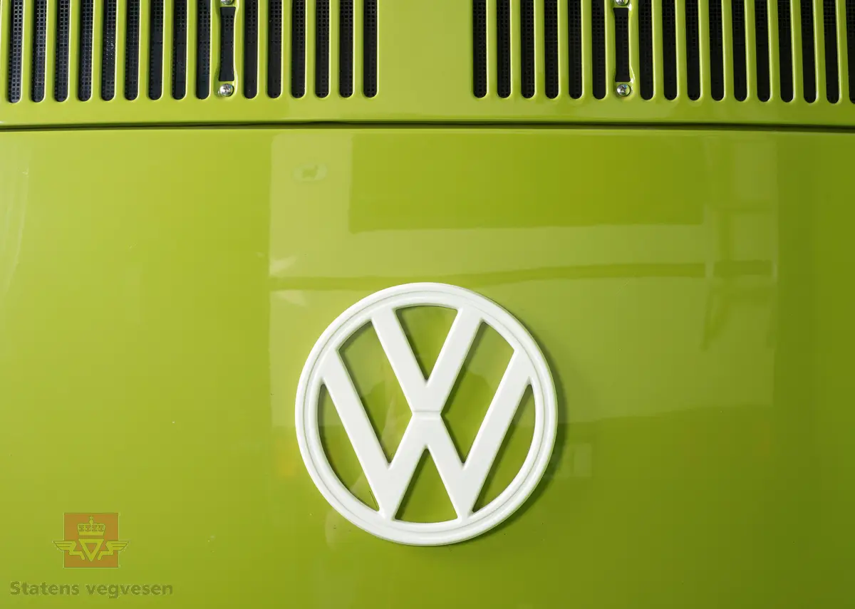Volkswagen Type 2 Westfalia. Kombinert personbil og campingbil (med forhøyet tak). Grønn (L 63 H Taiga Green) og hvit utvendig. Bilen er innredet for camping og interiøret er grønt med innslag av svart, gult og oransje. Taket kan slås opp for å gi bedre plass for overnatting. Bilen har fire hjul og er toakslet med trekk på bakre. Bensindrevet firesylindret firetakts boxer motor (type GD) med et sylindervolum på 1970 cm3 og en effekt på 70 hk - 51 kW. Motornummer er GD 24 260 (originalmotoren). Motoren har innsprøytning, er luftavkjølt, og sitter bak på bilen. 4-trinns manuell girkasse med spak i gulvet. Vann- og strømtilkobling samt utlufting av gassdrevet kjøleskap er plassert på førersiden. Antall sitteplasser er fire. Dekkdimensjon rundt om er 185 R 14 C. Bilen har hengerfeste og bensinvarmer. I USA ble disse bilene (som denne) levert med innsprøytingsmotor og ikke to forgassere som de ble levert med i Europa. Kilometerstand er 2322 km (speedometeret ble byttet under restaureringen). Fortelt følger med bilen.