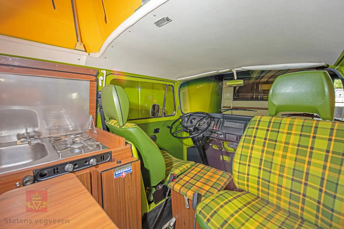 Volkswagen Type 2 Westfalia. Kombinert personbil og campingbil (med forhøyet tak). Grønn (L 63 H Taiga Green) og hvit utvendig. Bilen er innredet for camping og interiøret er grønt med innslag av svart, gult og oransje. Taket kan slås opp for å gi bedre plass for overnatting. Bilen har fire hjul og er toakslet med trekk på bakre. Bensindrevet firesylindret firetakts boxer motor (type GD) med et sylindervolum på 1970 cm3 og en effekt på 70 hk - 51 kW. Motornummer er GD 24 260 (originalmotoren). Motoren har innsprøytning, er luftavkjølt, og sitter bak på bilen. 4-trinns manuell girkasse med spak i gulvet. Vann- og strømtilkobling samt utlufting av gassdrevet kjøleskap er plassert på førersiden. Antall sitteplasser er fire. Dekkdimensjon rundt om er 185 R 14 C. Bilen har hengerfeste og bensinvarmer. I USA ble disse bilene (som denne) levert med innsprøytingsmotor og ikke to forgassere som de ble levert med i Europa. Kilometerstand er 2322 km (speedometeret ble byttet under restaureringen). Fortelt følger med bilen.