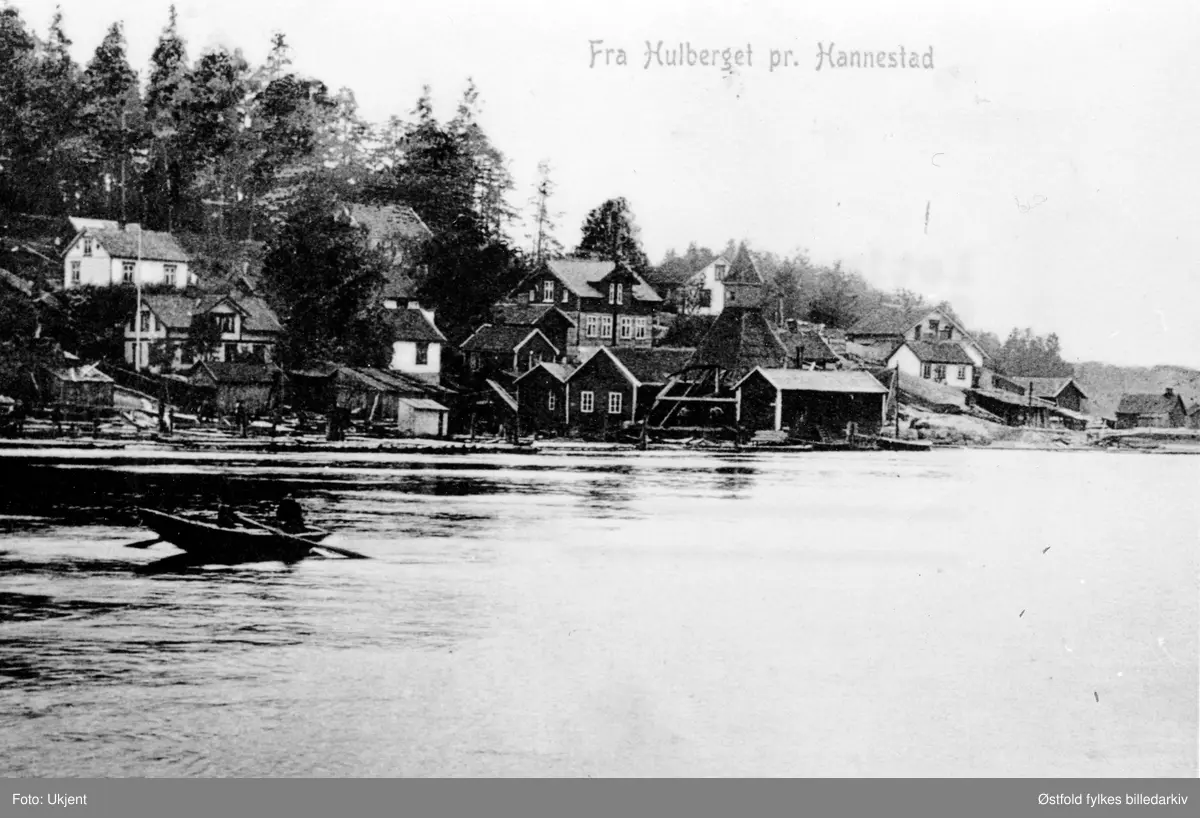 Hulberget, Hannestad i Tune ca. 1907. 
Fotografert  fra Glomma. Postkort.