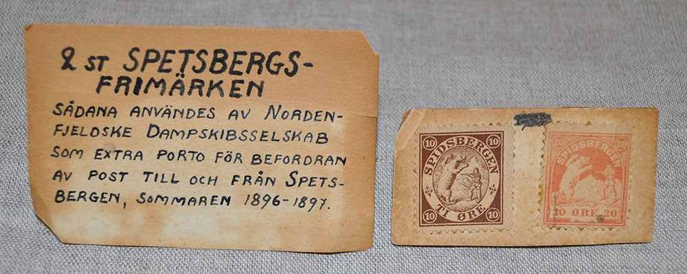 Två frimärken = 10 äre respektive 20 öre. Användes av Nordenfieldske Dampskibsselskap som extra porto för befordran till ocg från Spetsbergen 1896-1897.