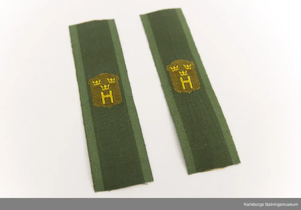 Kragspegel Hemvärnstecken m/1946-60 bärs av hemvärnets personal, men inte av hemvärnsungdom. Truppslagstecknet bärs på höger kragsnibb. Två stycken. 37 x 125 mm.