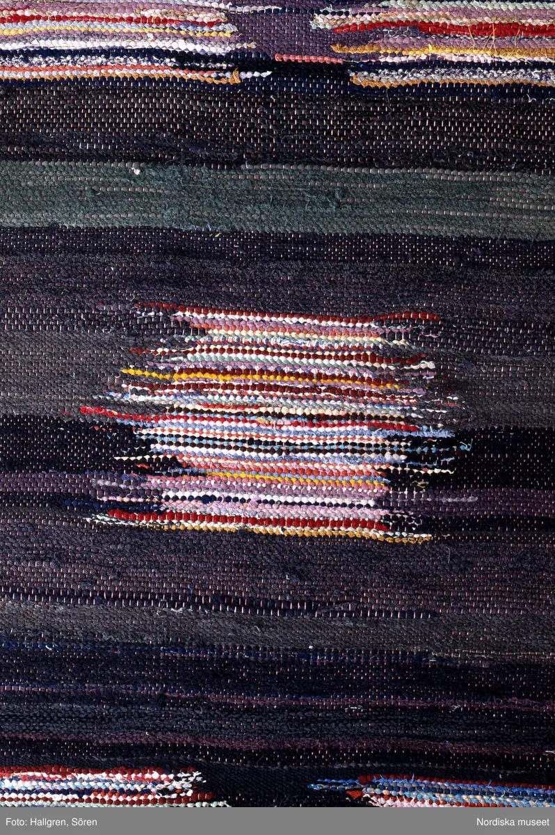Detalj av en gångmatta ur Hedvig Ulfsparres samling nr 2656 B. Nordiska museets föremål NM. 0482656