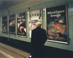 Utställning i tunnelbanan om hemlösas boplatser.