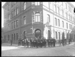 Postkontoret Stockholm 4. Exteriörbild med personal.