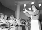 Husmodersföreningen, jubileumskongress på Folkets hus. Den 28 mars 1950. Kvinnokör.