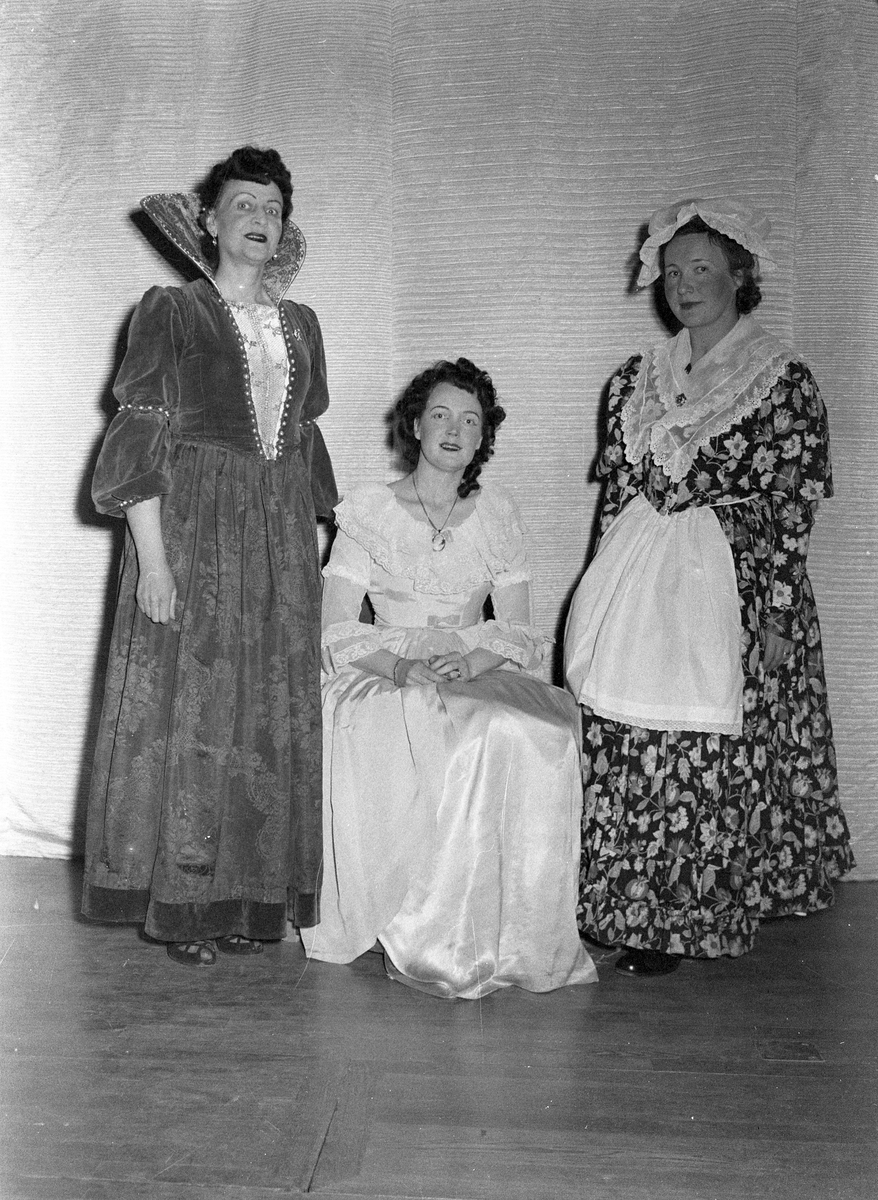 Husmodersföreningen, jubileumskongress på Folkets hus. Den 28 mars 1950. Tre damer i fina kläder.