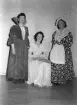 Husmodersföreningen, jubileumskongress på Folkets hus. Den 28 mars 1950. Tre damer i fina kläder.