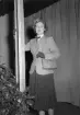Husmodersföreningen, jubileumskongress på Folkets hus. Den 28 mars 1950. Kvinna i dräkt med handväska.