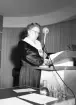 Husmodersföreningen, jubileumskongress på Folkets hus. Den 28 mars 1950. Kvinna i talarstol.