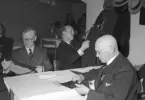 Hantverkstävling på Rotundan den 2 april 1950. tre män vid bordet.