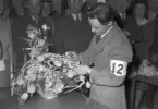 Hantverkstävling på Rotundan den 2 april 1950. Blomsterbindning.
