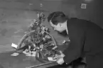 Hantverkstävling på Rotundan den 2 april 1950. Blomsterbindning.