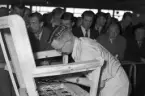 Hantverkstävling på Rotundan den 2 april 1950. Möbletapetsering.