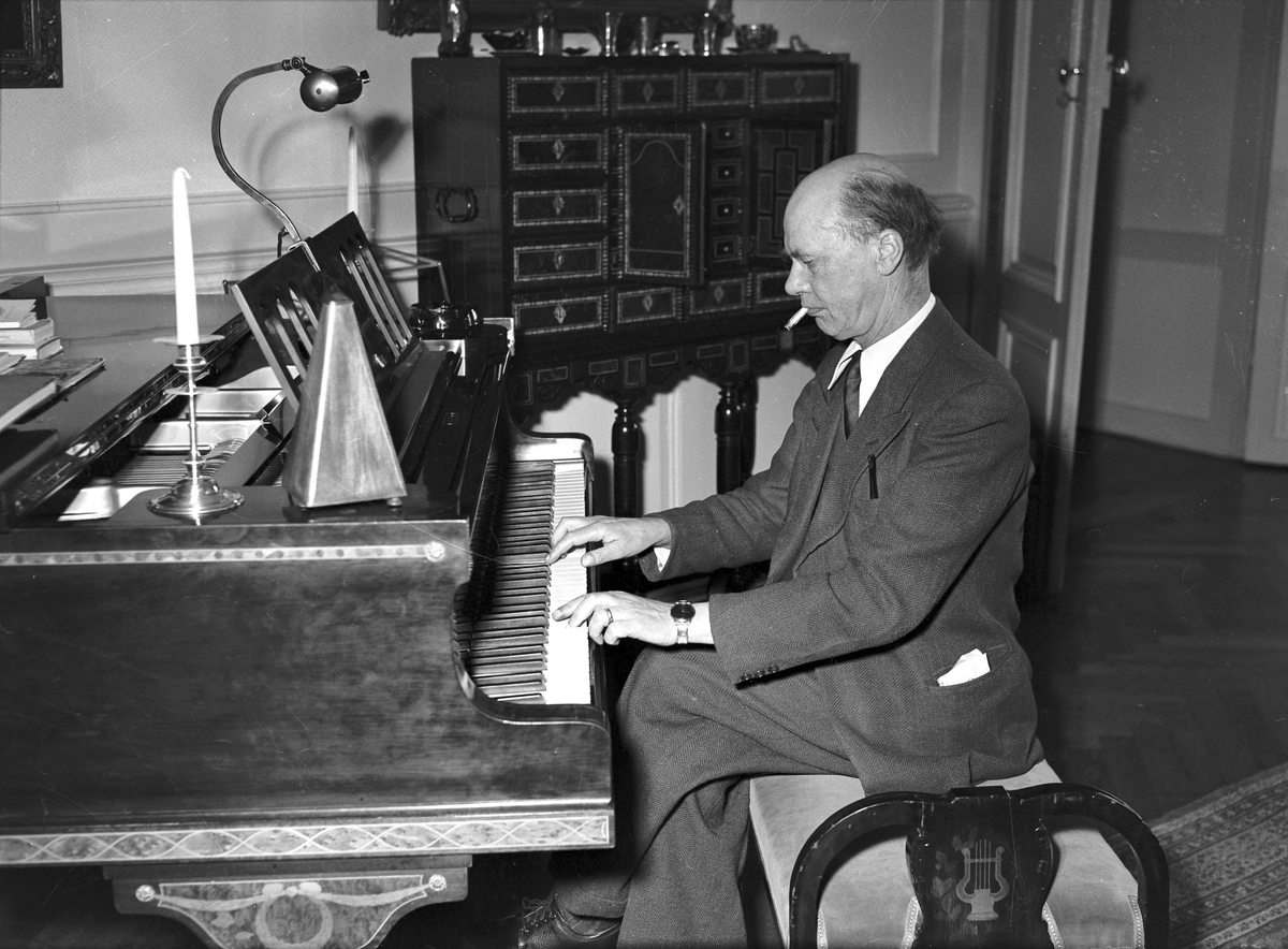 Landshövding Rickard Sandler hemma på slottet, vid hans avsked den 29 mars 1950.