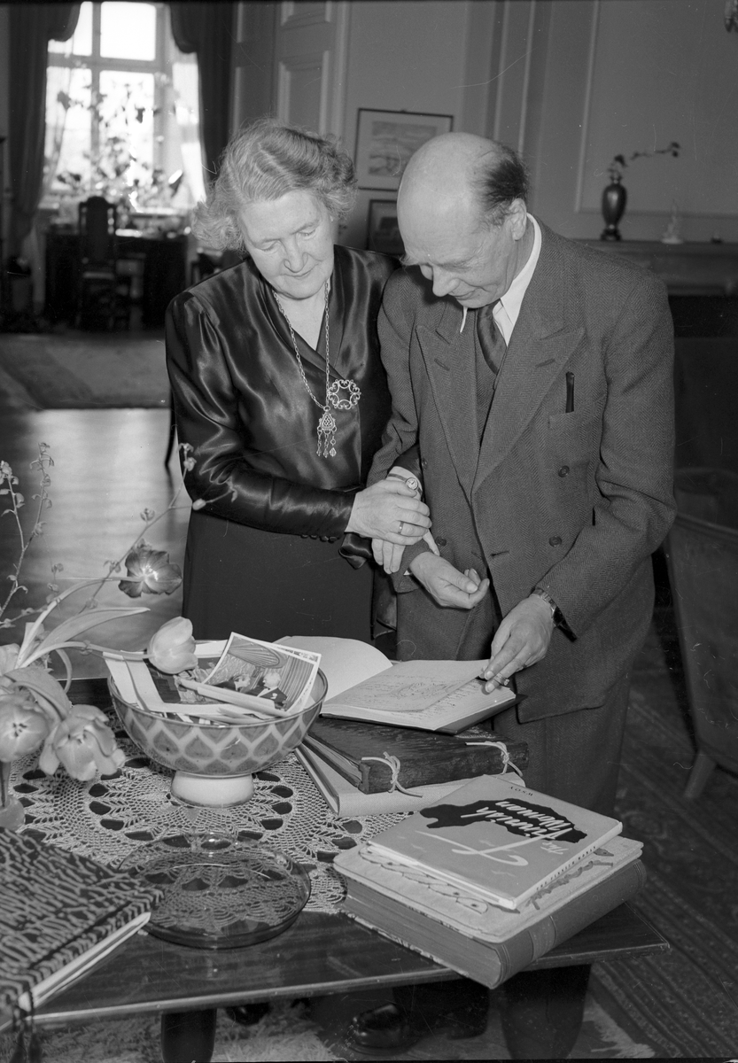 Landshövding Rickard Sandler med fru Maja hemma på slottet, vid hans avsked den 29 mars 1950.