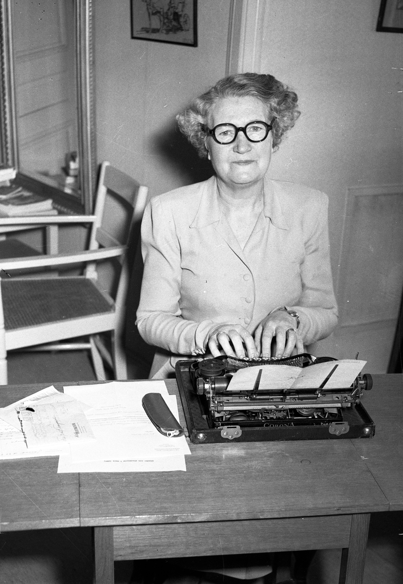 Hemma hos Landshövding Rickard Sandler på slottet, den 29 mars 1950. Hans hustru Maja Sandler.