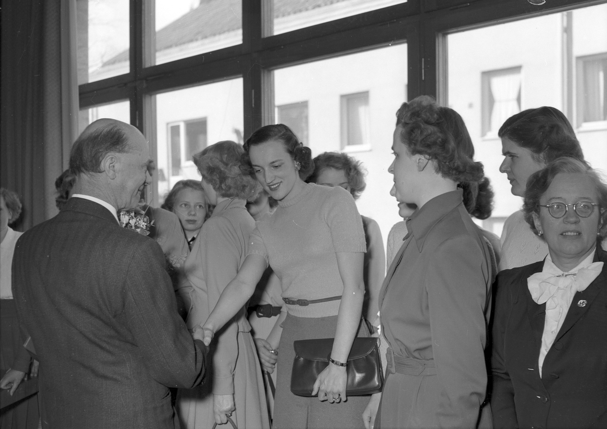 Landshövding Rickard Sandler avtackas på Länsstyrelsen den 29 mars 1950.