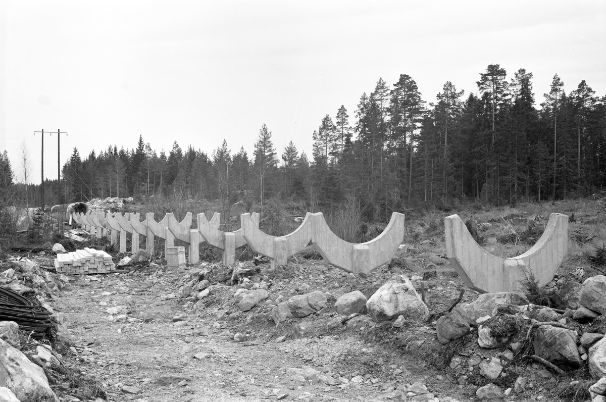 En vattentub byggdes omkring 1950 av Korsnäs AB för sötvattenförsörjning. Tuben leder än idag vatten från det gamla En vattentub för sötvattenförsörjning byggdes omkring 1950 av Korsnäs AB. Tuben leder än idag vatten från det gamla fiskeläget Kullen i Bodaån i Skutskär via sjön Trösken till Korsnäsfabriken, där det renas. Vattentuben har en invändig diameter på 1,4 meter och en kapacitet av cirka 200.000 liter i minuten. På bilden byggs de trästöd (vaggor) som tuben kommer att vila på.