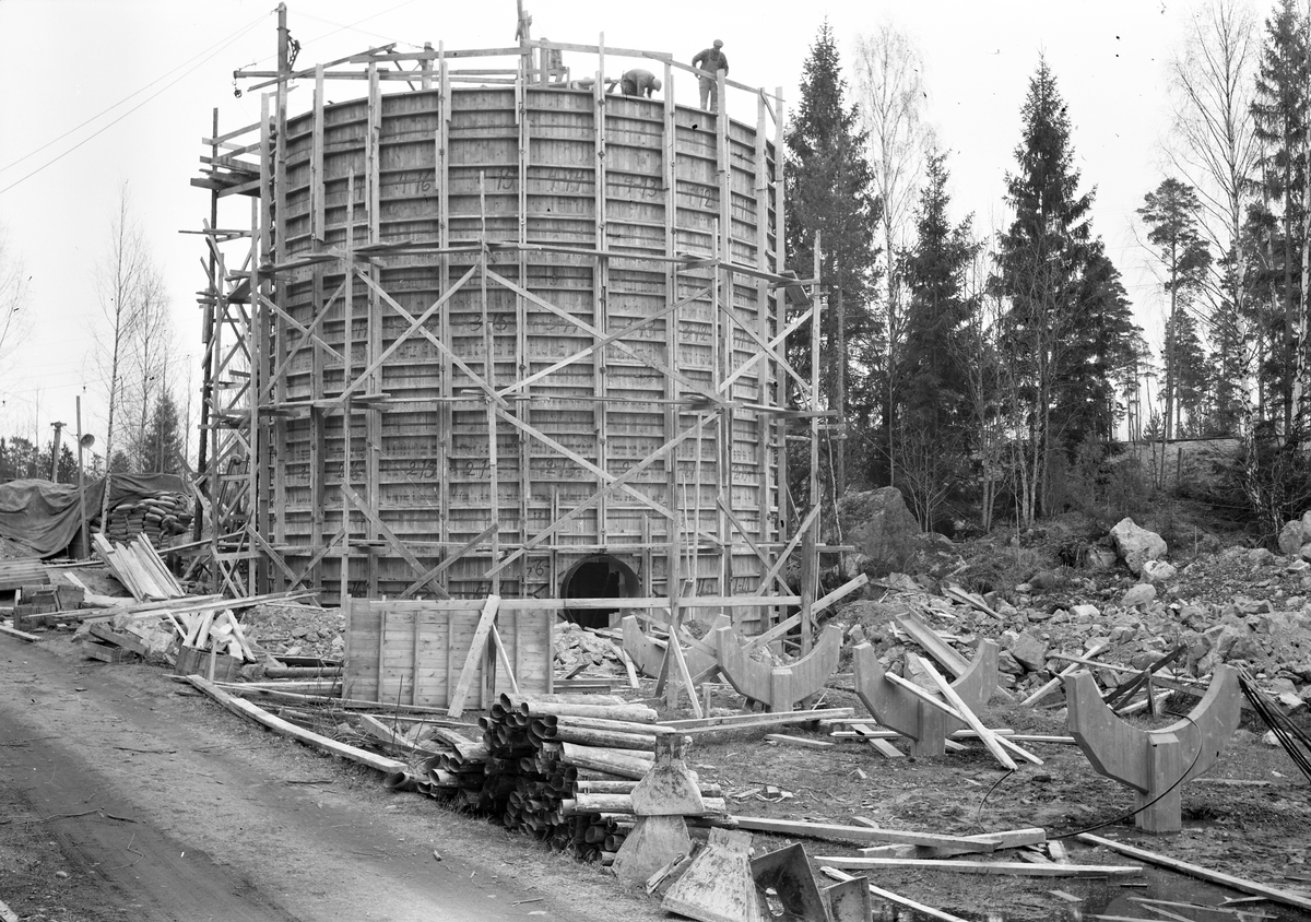 En vattentub för sötvattenförsörjning byggdes omkring 1950 av Korsnäs AB. Tuben leder än idag vatten från det gamla fiskeläget Kullen i Bodaån i Skutskär via sjön Trösken till Korsnäsfabriken, där det renas. Vattentuben har en invändig diameter på 1,4 meter och en kapacitet av cirka 200.000 liter i minuten. På bilden den vattenreservoar som vattnet går igenom.