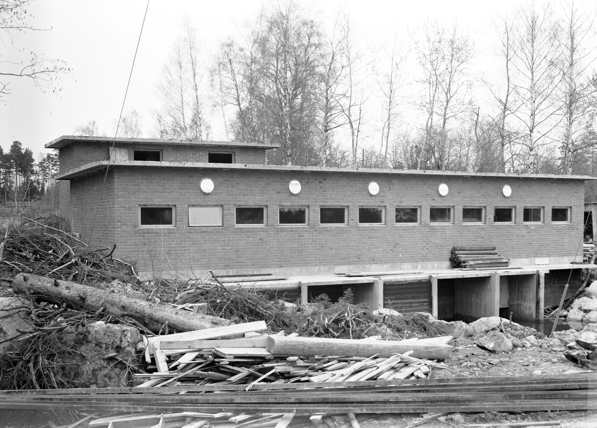 Byggnad troligtvis kopplad till den vattentub för sötvattenförsörjning byggdes omkring 1950 av Korsnäs AB. Tuben leder än idag vatten från det gamla fiskeläget Kullen i Bodaån i Skutskär via sjön Trösken till Korsnäsfabriken, där det renas. Vattentuben har en invändig diameter på 1,4 meter och en kapacitet av cirka 200.000 liter i minuten.