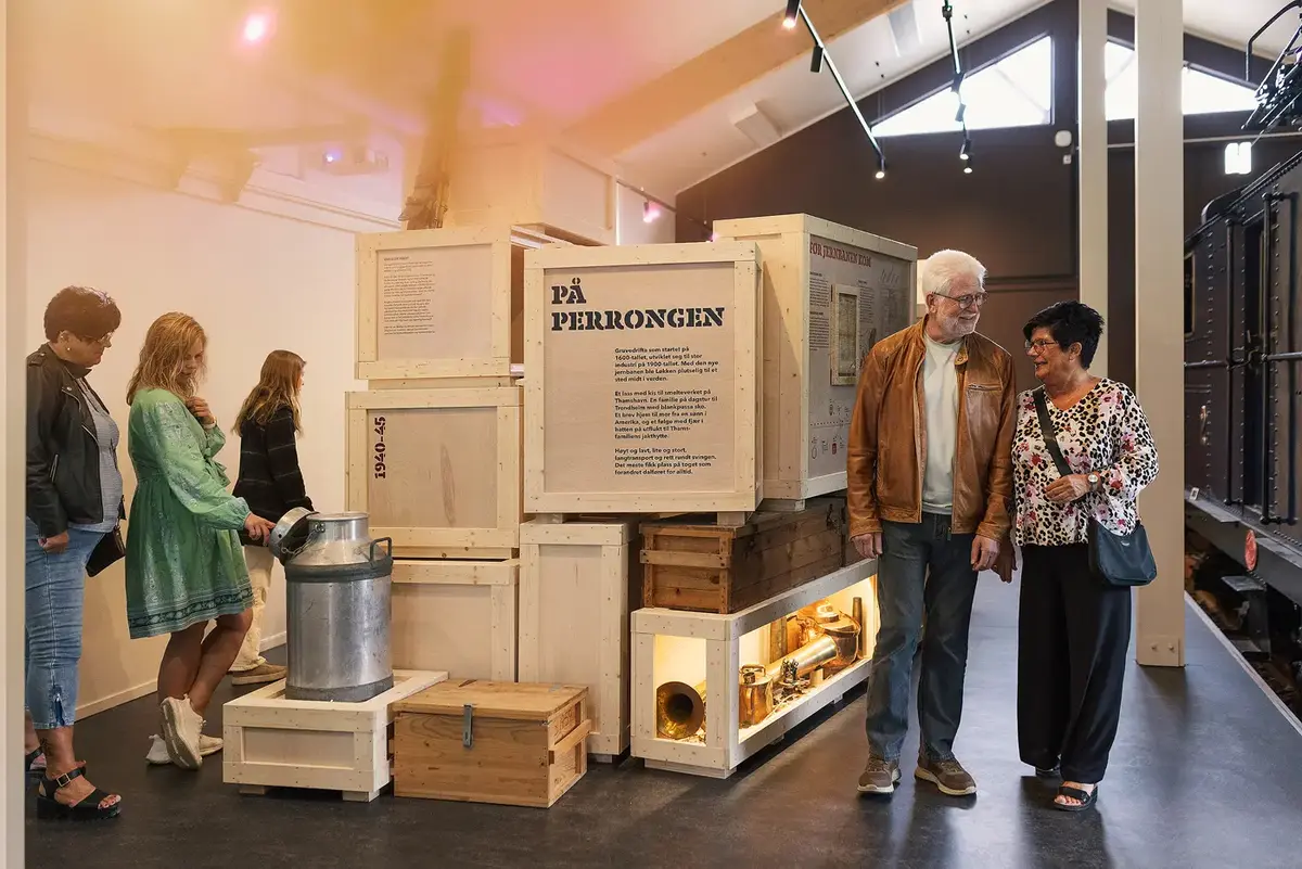 5 personer ser i utstillingen "Ut i verden" på Orkla Industrimuseum