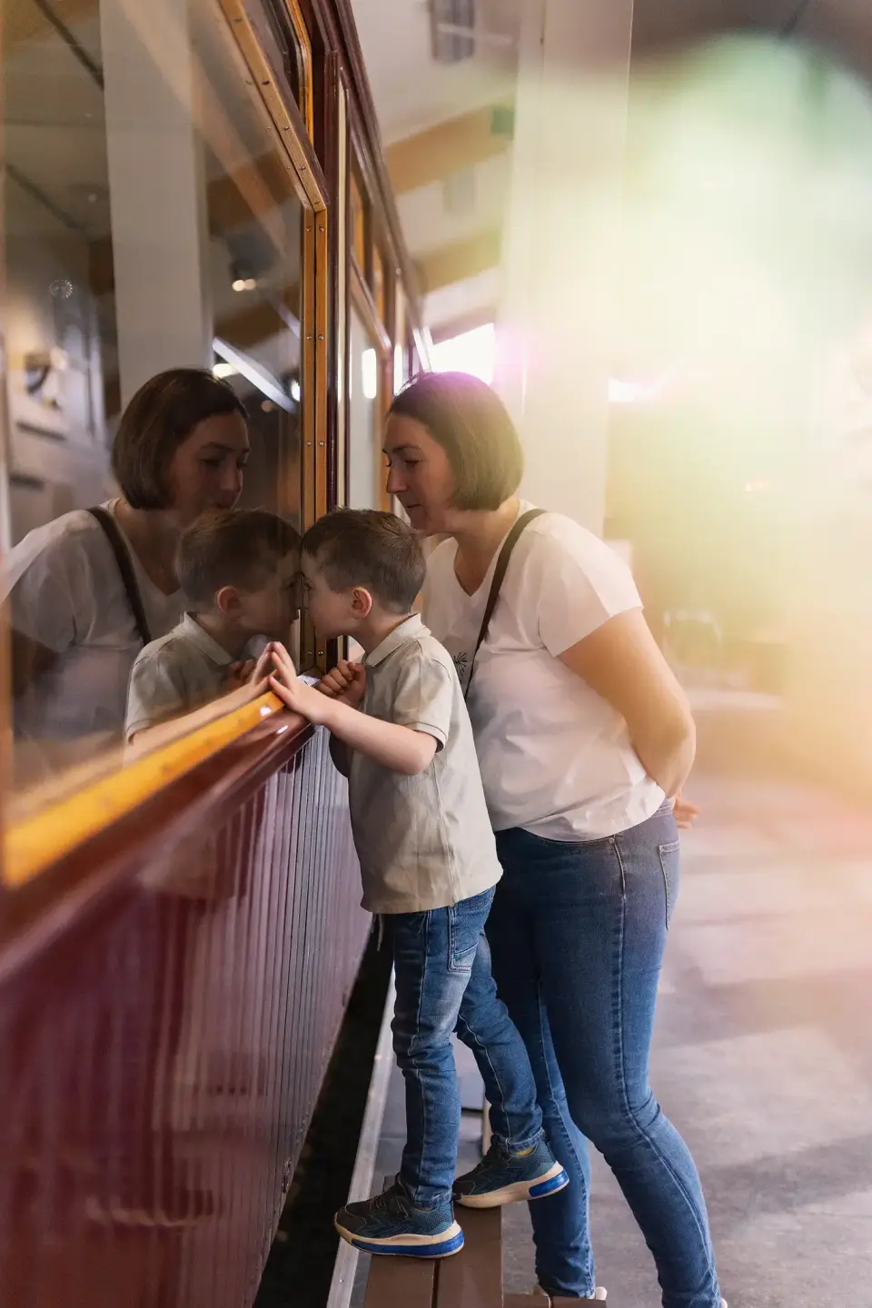 To personer ser inn i Kongevogna.