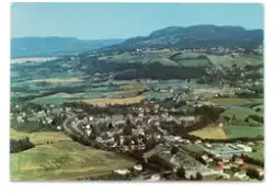 Lierbyen med deler av Tranby i bakgrunnen i 1970. Sentralt i bildet står det nyoppførte Lier rådhus som ble innviet 9. oktober dette året. I midtre høyre bildefelt ligger Hafskjoldjordet der utbyggingen nærmer seg slutten. Drammenbanen føres fortsatt gjennom Lierbyen, inntil 1973 da ny trasé med tunnel fra Lier til Asker ble anlagt. .Foto: Golberg's Flyfoto.