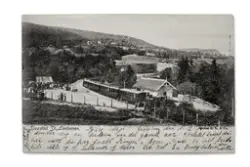 Lierbanens tog har stoppet ved Sjåstad stasjon på åpningsdagen 12. juli 1904. Lokomotivene «Hole» og «Lier» dro toget, det ene foran, det andre bak. En eksklusiv frokost ventet på herregården Sjåstad for 80 gjester fra stat, fylke og kommune med statsminister, dr. juris Hagerup, stortingspresident Thorne og statsråd Strugstad i spissen.