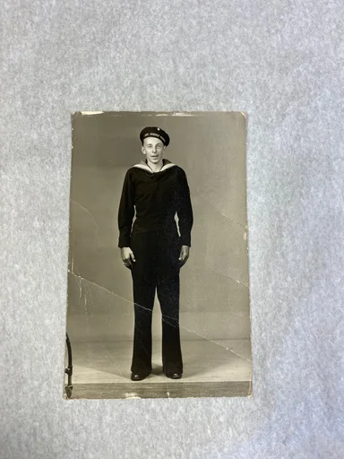 Foto av Olaf Olsen Vinje iført uniform, foto er tatt i Canada hos fotograf.