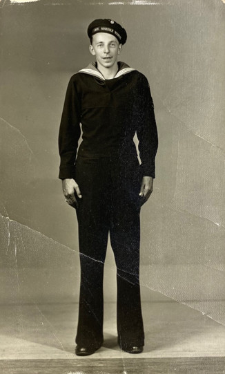 Foto av Olaf Olsen Vinje iført uniform, foto er tatt i Canada hos fotograf.